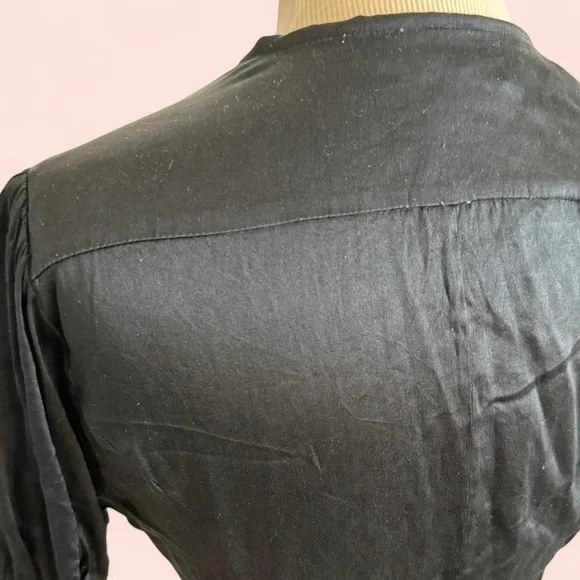 2000’s Vintage Black genuine silk cap short sleeve v-neck plunge bust blouse - Picture 5 of 7